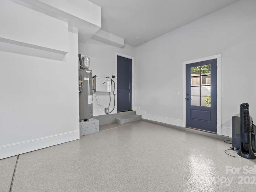 1215 Kings Drive, Charlotte, NC 28207.  MLS# CAR4284126, YatesRealty ID 28250. 