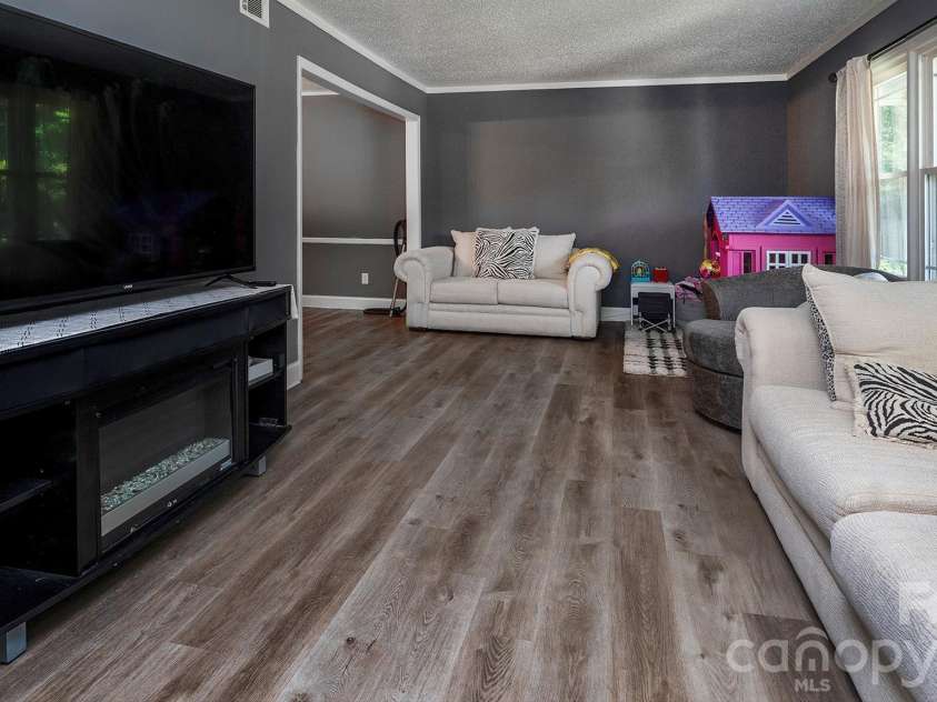 4900 Carriage Drive Circle, Charlotte, NC 28205.  MLS# CAR4385850, YatesRealty ID 28251. 
