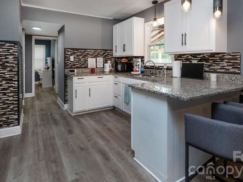4900 Carriage Drive Circle, Charlotte, NC 28205.  MLS# CAR4385850, YatesRealty ID 28251. 