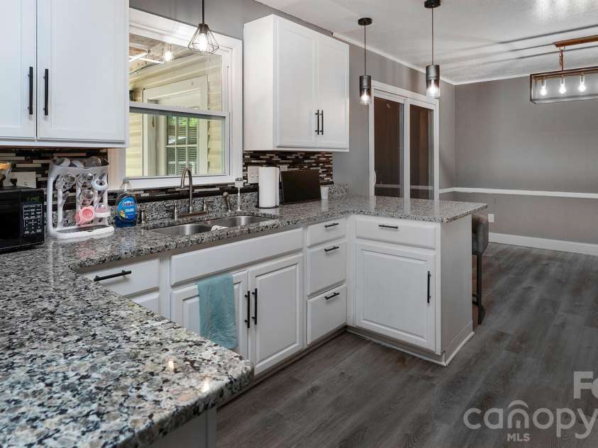 4900 Carriage Drive Circle, Charlotte, NC 28205.  MLS# CAR4385850, YatesRealty ID 28251. 