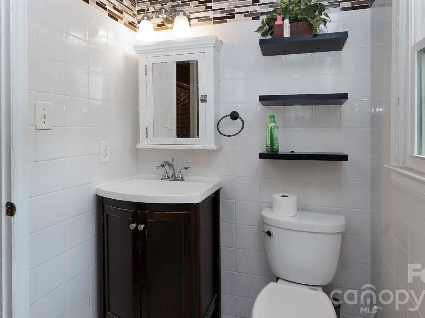 4900 Carriage Drive Circle, Charlotte, NC 28205.  MLS# CAR4385850, YatesRealty ID 28251. 