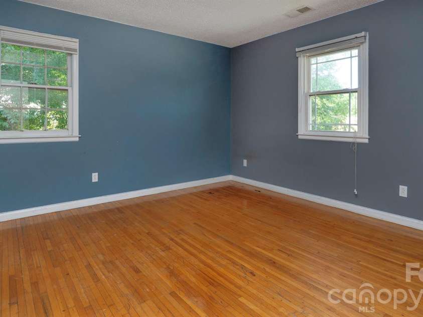 4900 Carriage Drive Circle, Charlotte, NC 28205.  MLS# CAR4385850, YatesRealty ID 28251. 