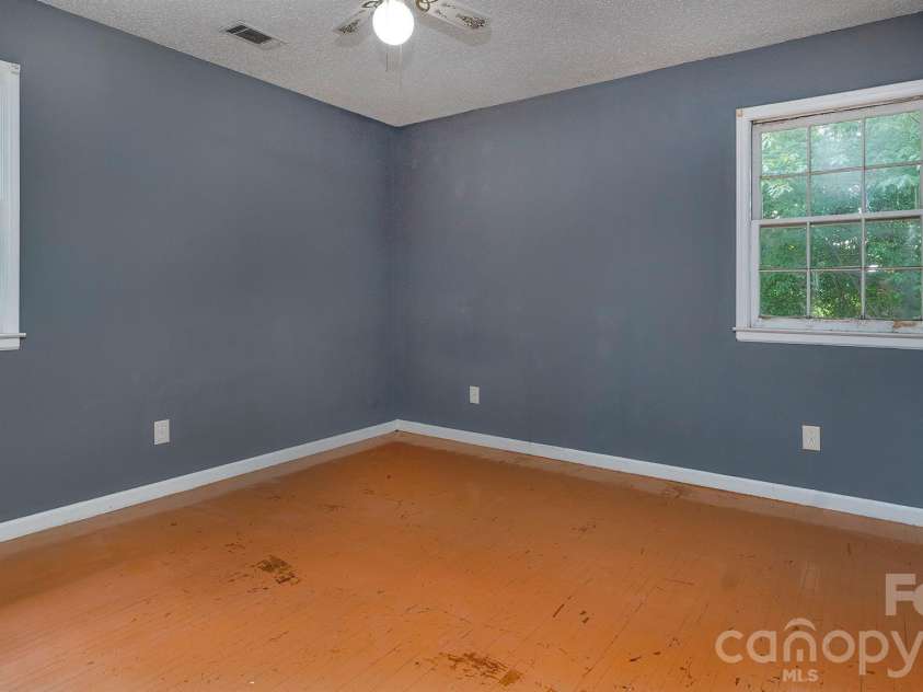 4900 Carriage Drive Circle, Charlotte, NC 28205.  MLS# CAR4385850, YatesRealty ID 28251. 