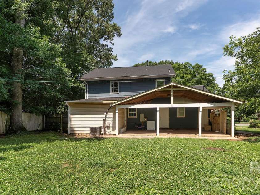 4900 Carriage Drive Circle, Charlotte, NC 28205.  MLS# CAR4385850, YatesRealty ID 28251. 