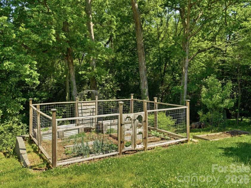 7401 Woodstream Drive, Charlotte, NC 28210.  MLS# CAR4372836, YatesRealty ID 28252. 