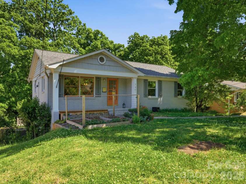 7401 Woodstream Drive, Charlotte, NC 28210.  MLS# CAR4372836, YatesRealty ID 28252. 