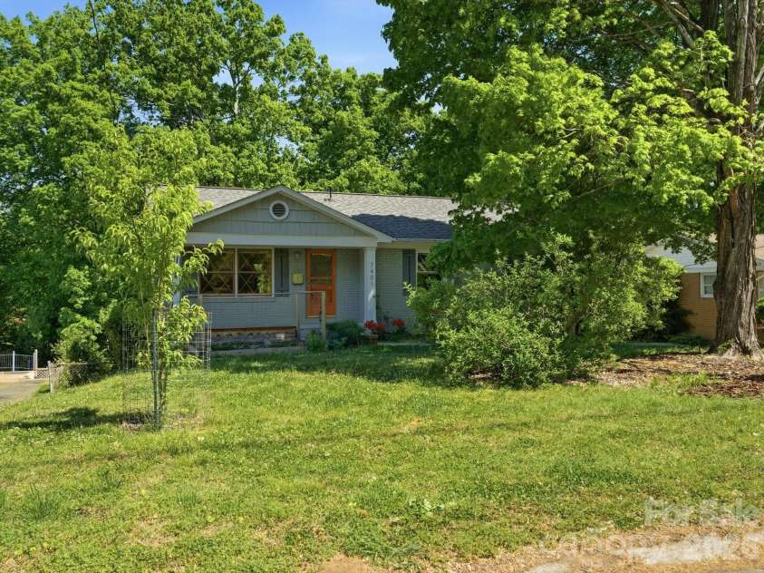7401 Woodstream Drive, Charlotte, NC 28210.  MLS# CAR4372836, YatesRealty ID 28252. 