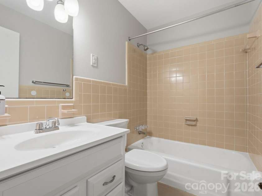 7401 Woodstream Drive, Charlotte, NC 28210.  MLS# CAR4372836, YatesRealty ID 28252. Guest Bathroom