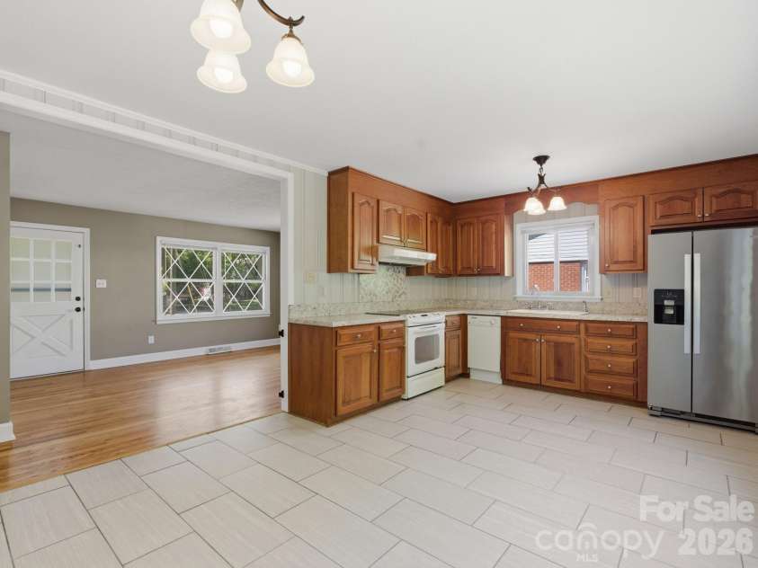7401 Woodstream Drive, Charlotte, NC 28210.  MLS# CAR4372836, YatesRealty ID 28252. Kitchen
