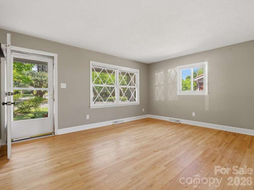 7401 Woodstream Drive, Charlotte, NC 28210.  MLS# CAR4372836, YatesRealty ID 28252. Living Room