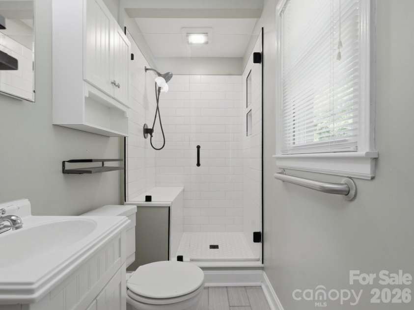 7401 Woodstream Drive, Charlotte, NC 28210.  MLS# CAR4372836, YatesRealty ID 28252. Primary Bathroom