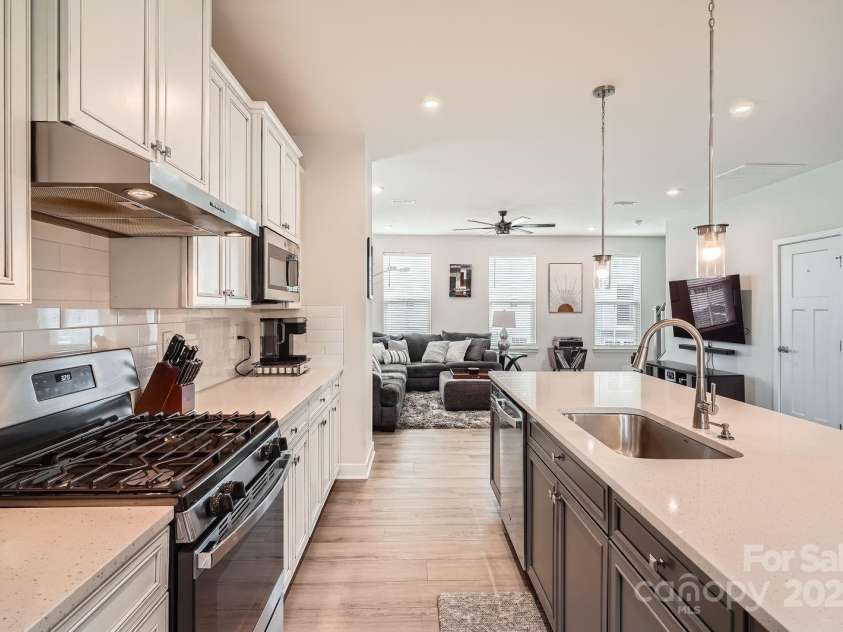 9729 Oaklawn Boulevard, Huntersville, NC 28078.  MLS# CAR4277701, YatesRealty ID 28252. Kitchen - Gas Cooktop