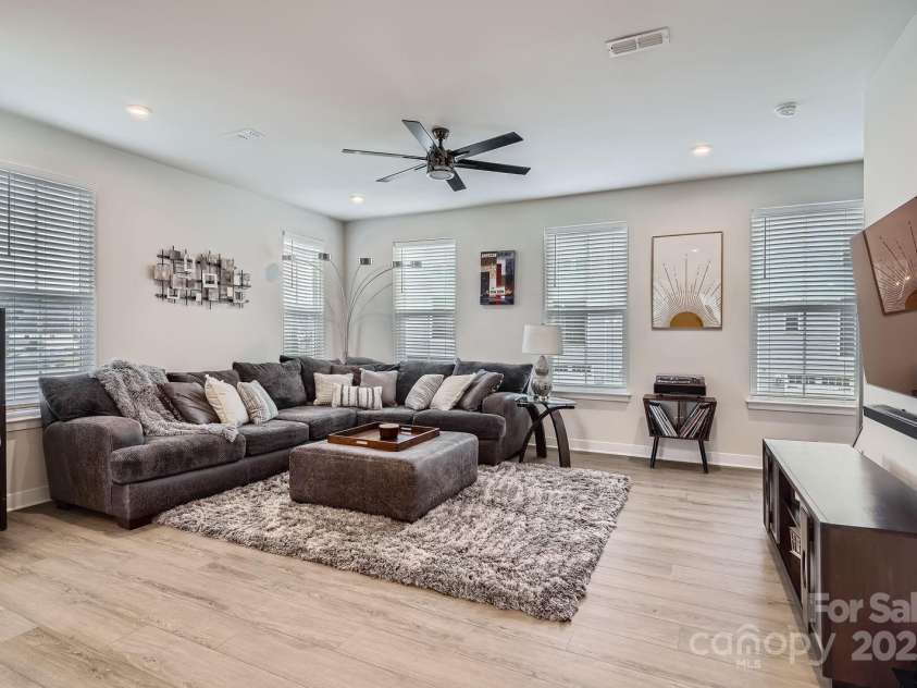 9729 Oaklawn Boulevard, Huntersville, NC 28078.  MLS# CAR4277701, YatesRealty ID 28252. Spacious Great Room