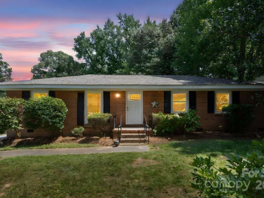 318 Cedarwood Lane, Matthews, NC 28104.  MLS# CAR4282132, YatesRealty ID 28255. 