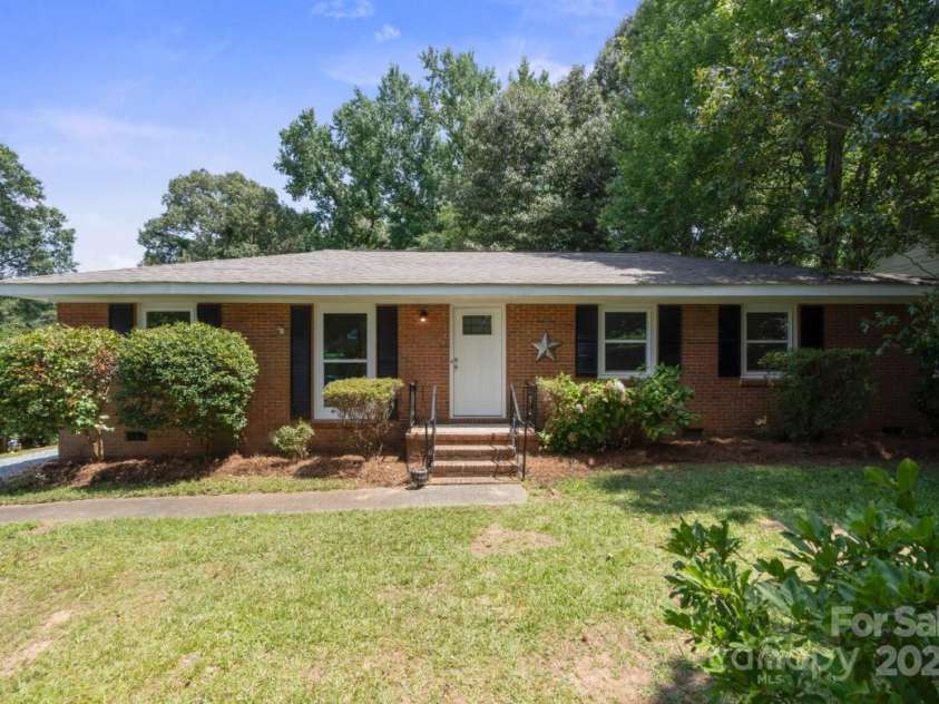 318 Cedarwood Lane, Matthews, NC 28104.  MLS# CAR4282132, YatesRealty ID 28255. 