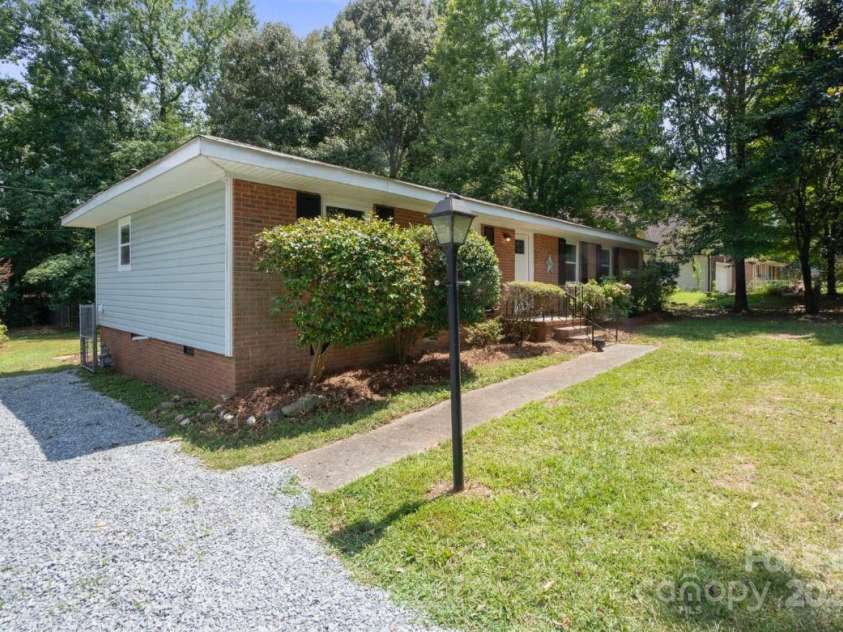 318 Cedarwood Lane, Matthews, NC 28104.  MLS# CAR4282132, YatesRealty ID 28255. 