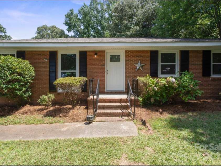 318 Cedarwood Lane, Matthews, NC 28104.  MLS# CAR4282132, YatesRealty ID 28255. 