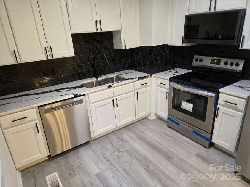 318 Cedarwood Lane, Matthews, NC 28104.  MLS# CAR4282132, YatesRealty ID 28255. 