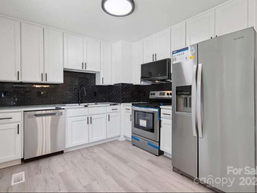 318 Cedarwood Lane, Matthews, NC 28104.  MLS# CAR4282132, YatesRealty ID 28255. 