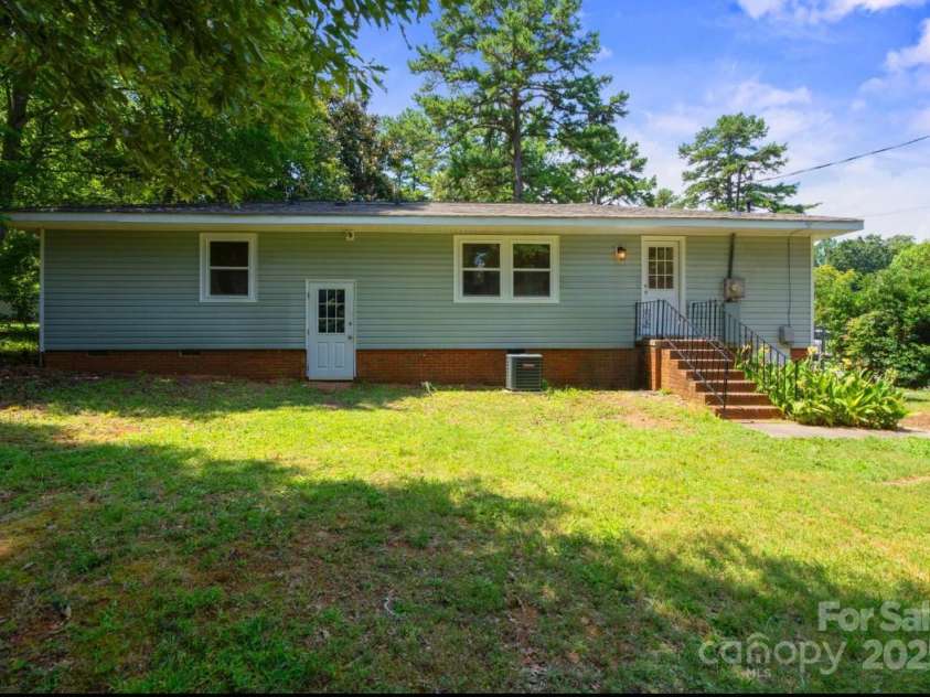 318 Cedarwood Lane, Matthews, NC 28104.  MLS# CAR4282132, YatesRealty ID 28255. 