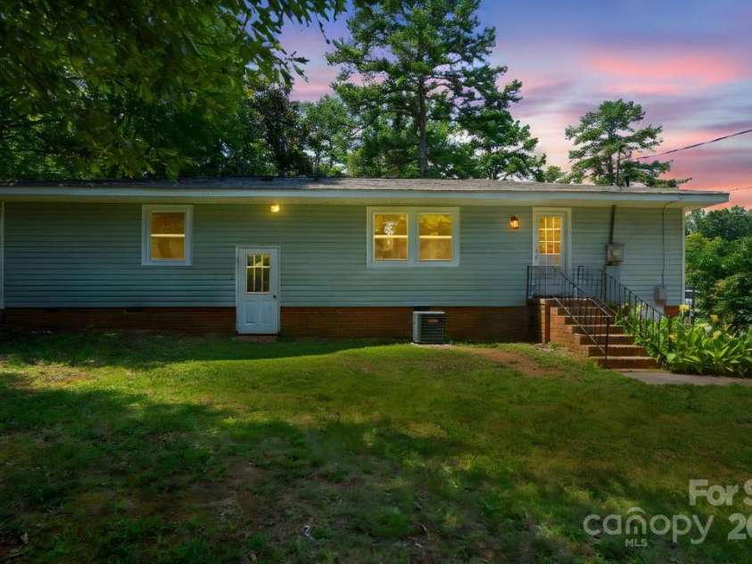 318 Cedarwood Lane, Matthews, NC 28104.  MLS# CAR4282132, YatesRealty ID 28255. 