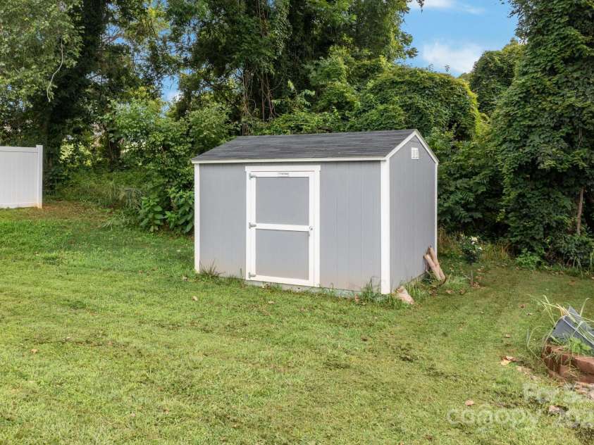 818 Carolina Avenue, Bessemer City, NC 28016.  MLS# CAR4278691, YatesRealty ID 28256. 