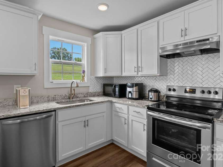 818 Carolina Avenue, Bessemer City, NC 28016.  MLS# CAR4278691, YatesRealty ID 28256. 