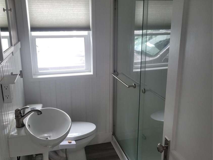 422 Gaston Avenue, Belmont, NC 28012.  MLS# CAR4386557, YatesRealty ID 28257. Bathroom