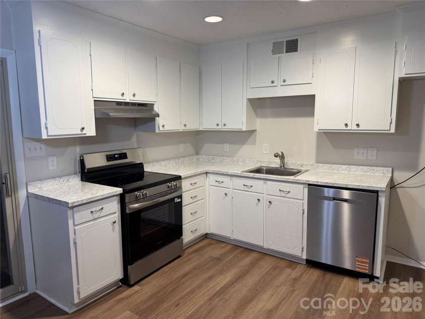 6921 Kirkcaldy Lane, Mint Hill, NC 28227.  MLS# CAR4382265, YatesRealty ID 28258. Kitchen