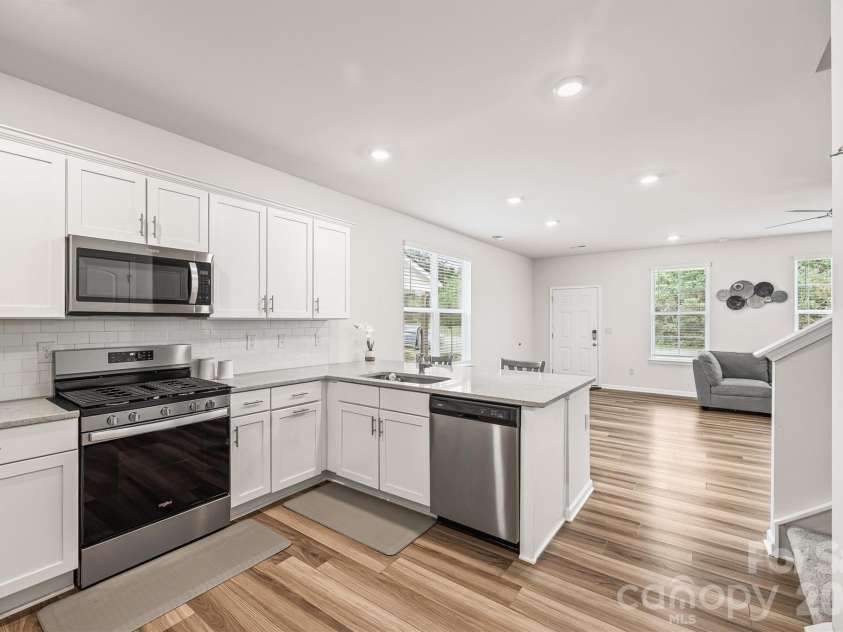 728 Herlong Avenue, Rock Hill, SC 29732.  MLS# CAR4311038, YatesRealty ID 2826. Gas Range