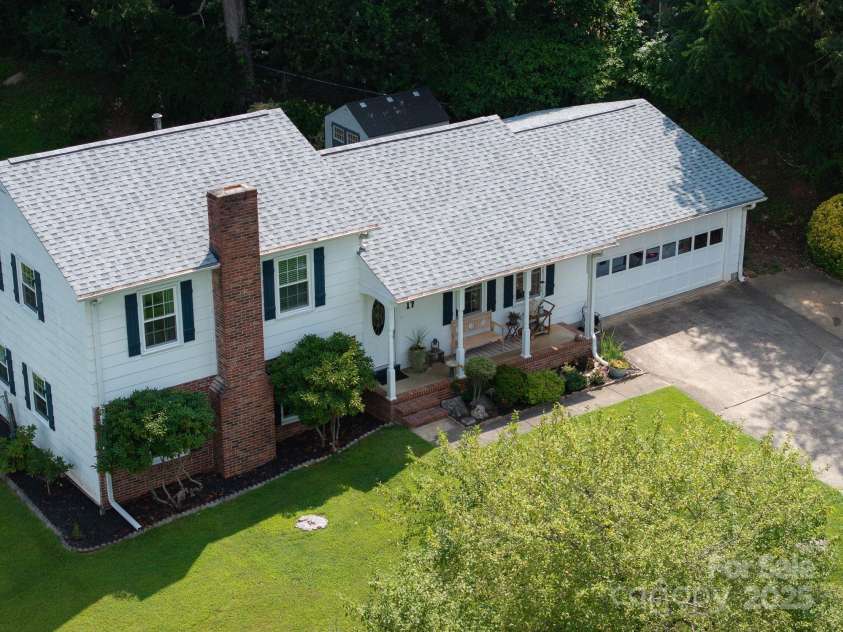 17 Lynwood Circle, Asheville, NC 28806.  MLS# CAR4282982, YatesRealty ID 28260. 