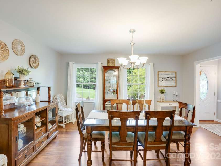 17 Lynwood Circle, Asheville, NC 28806.  MLS# CAR4282982, YatesRealty ID 28260. 