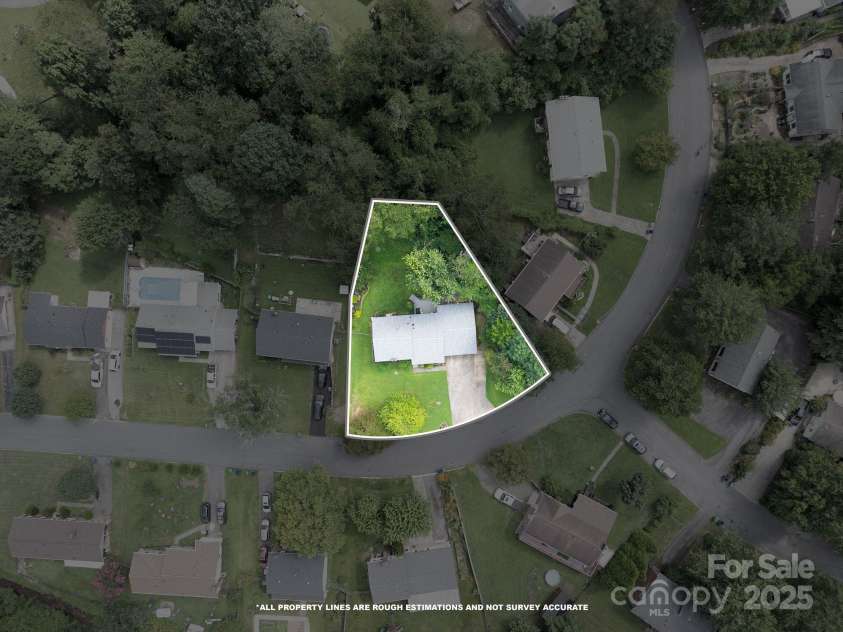 17 Lynwood Circle, Asheville, NC 28806.  MLS# CAR4282982, YatesRealty ID 28260. Approximate property lines