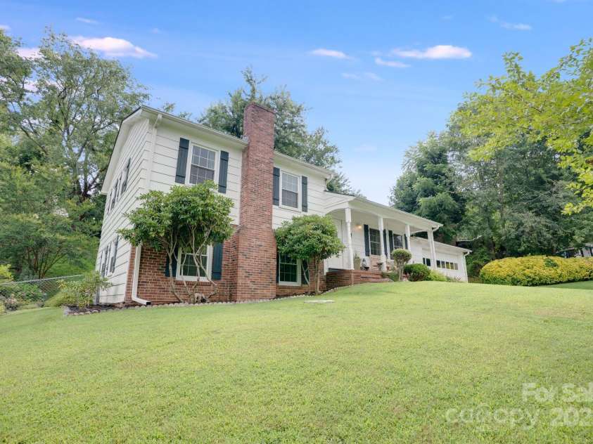 17 Lynwood Circle, Asheville, NC 28806.  MLS# CAR4282982, YatesRealty ID 28260. Front yard view