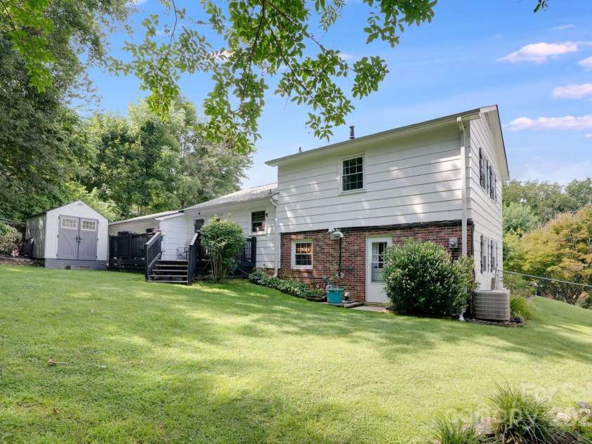 17 Lynwood Circle, Asheville, NC 28806.  MLS# CAR4282982, YatesRealty ID 28260. Large, fenced in back yard