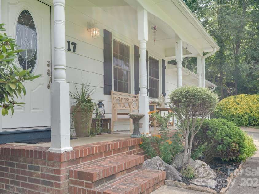 17 Lynwood Circle, Asheville, NC 28806.  MLS# CAR4282982, YatesRealty ID 28260. Lovely landscaping