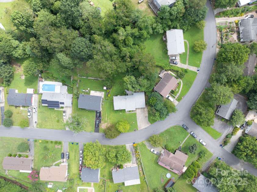 17 Lynwood Circle, Asheville, NC 28806.  MLS# CAR4282982, YatesRealty ID 28260. Overhead view of neighborhood