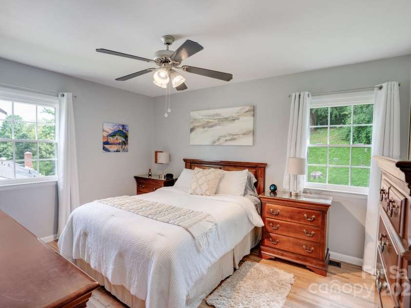 17 Lynwood Circle, Asheville, NC 28806.  MLS# CAR4282982, YatesRealty ID 28260. Primary bedroom