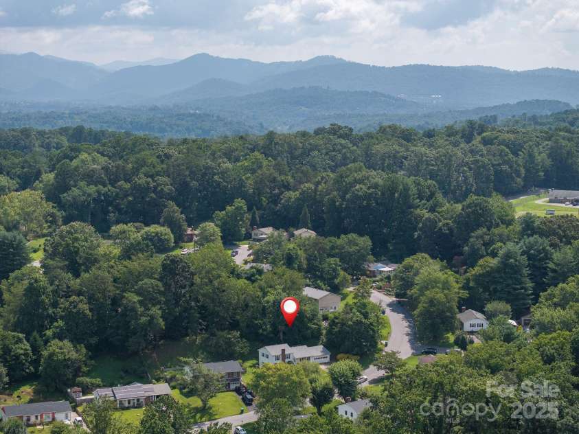 17 Lynwood Circle, Asheville, NC 28806.  MLS# CAR4282982, YatesRealty ID 28260. Property pin