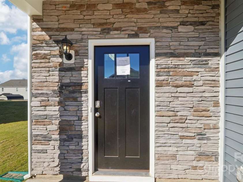 141 Meadow View Drive, Statesville, NC 28677.  MLS# CAR4254303, YatesRealty ID 28264. 