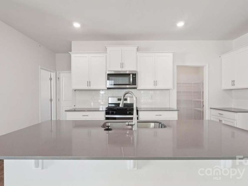 141 Meadow View Drive, Statesville, NC 28677.  MLS# CAR4254303, YatesRealty ID 28264. 