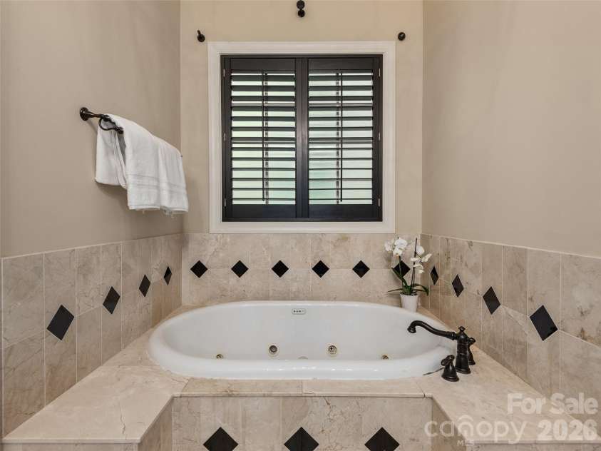 433 Coopers Hawk Drive, Asheville, NC 28803.  MLS# CAR4388428, YatesRealty ID 28266. 