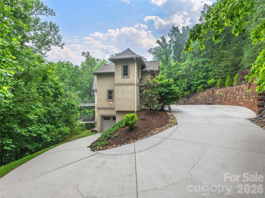 433 Coopers Hawk Drive, Asheville, NC 28803.  MLS# CAR4388428, YatesRealty ID 28266. 