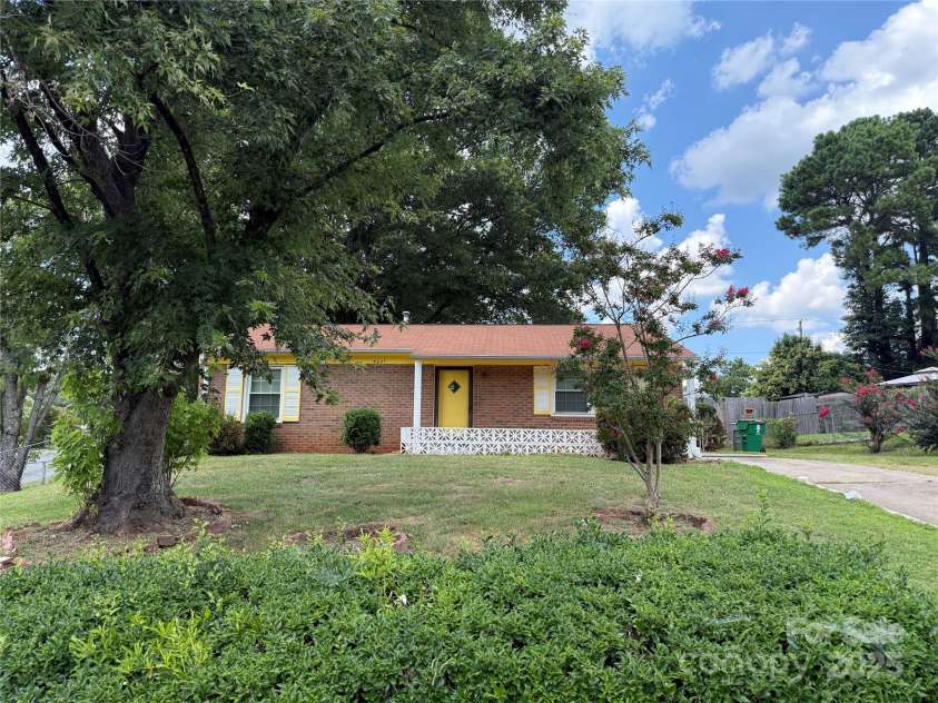 3601 Braden Drive, Charlotte, NC 28216.  MLS# CAR4285525, YatesRealty ID 28268. 