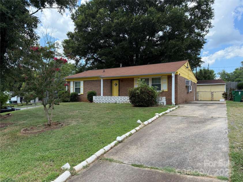 3601 Braden Drive, Charlotte, NC 28216.  MLS# CAR4285525, YatesRealty ID 28268. 