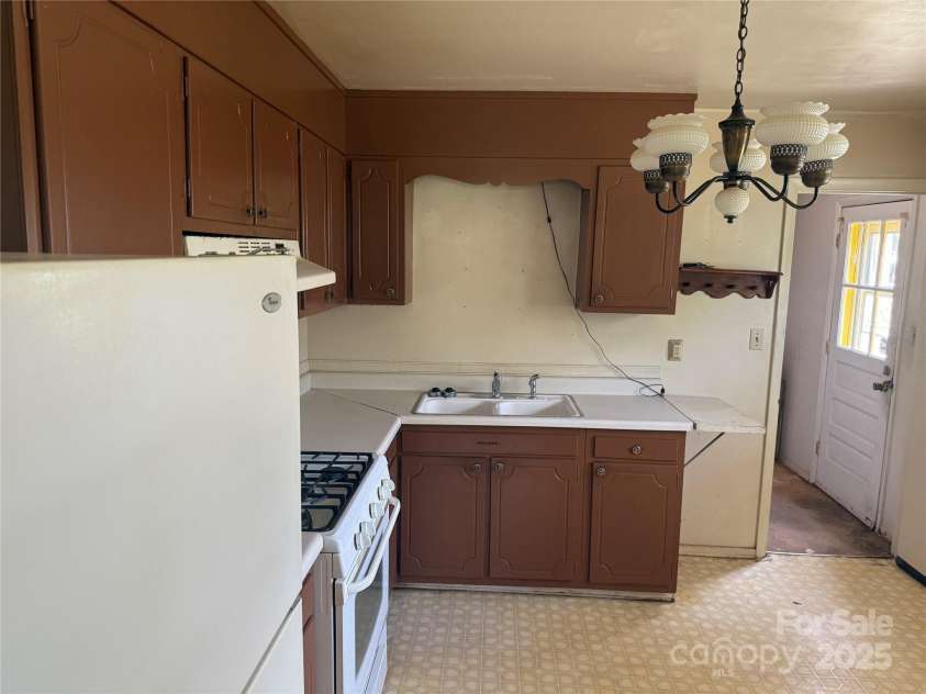 3601 Braden Drive, Charlotte, NC 28216.  MLS# CAR4285525, YatesRealty ID 28268. 