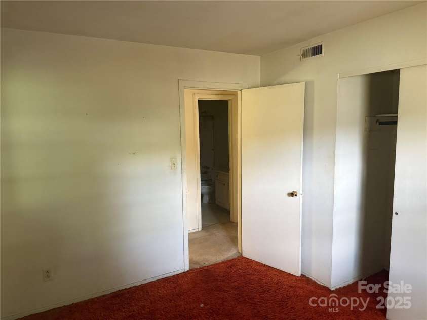 3601 Braden Drive, Charlotte, NC 28216.  MLS# CAR4285525, YatesRealty ID 28268. 