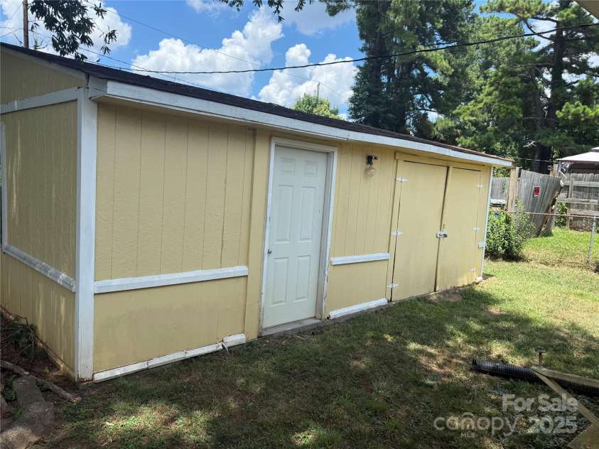 3601 Braden Drive, Charlotte, NC 28216.  MLS# CAR4285525, YatesRealty ID 28268. 