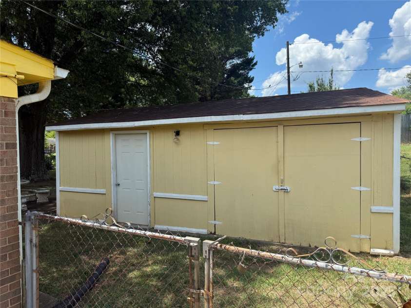 3601 Braden Drive, Charlotte, NC 28216.  MLS# CAR4285525, YatesRealty ID 28268. 