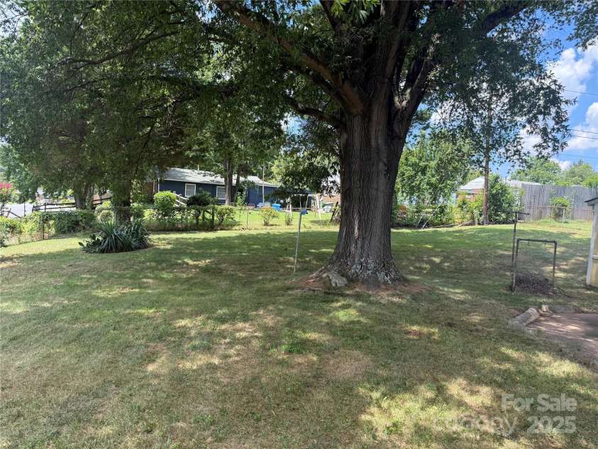 3601 Braden Drive, Charlotte, NC 28216.  MLS# CAR4285525, YatesRealty ID 28268. 